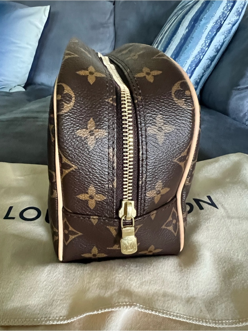 Louis Vuitton Monogram Toiletry 25 - Picture 4 of 8